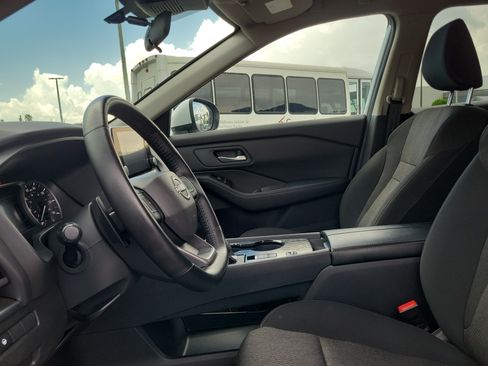 Used 2025 Nissan Rogue SV FWD image 11