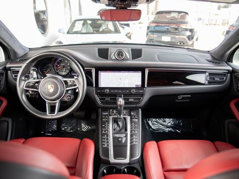 Used 2021 Porsche Macan Turbo image 21