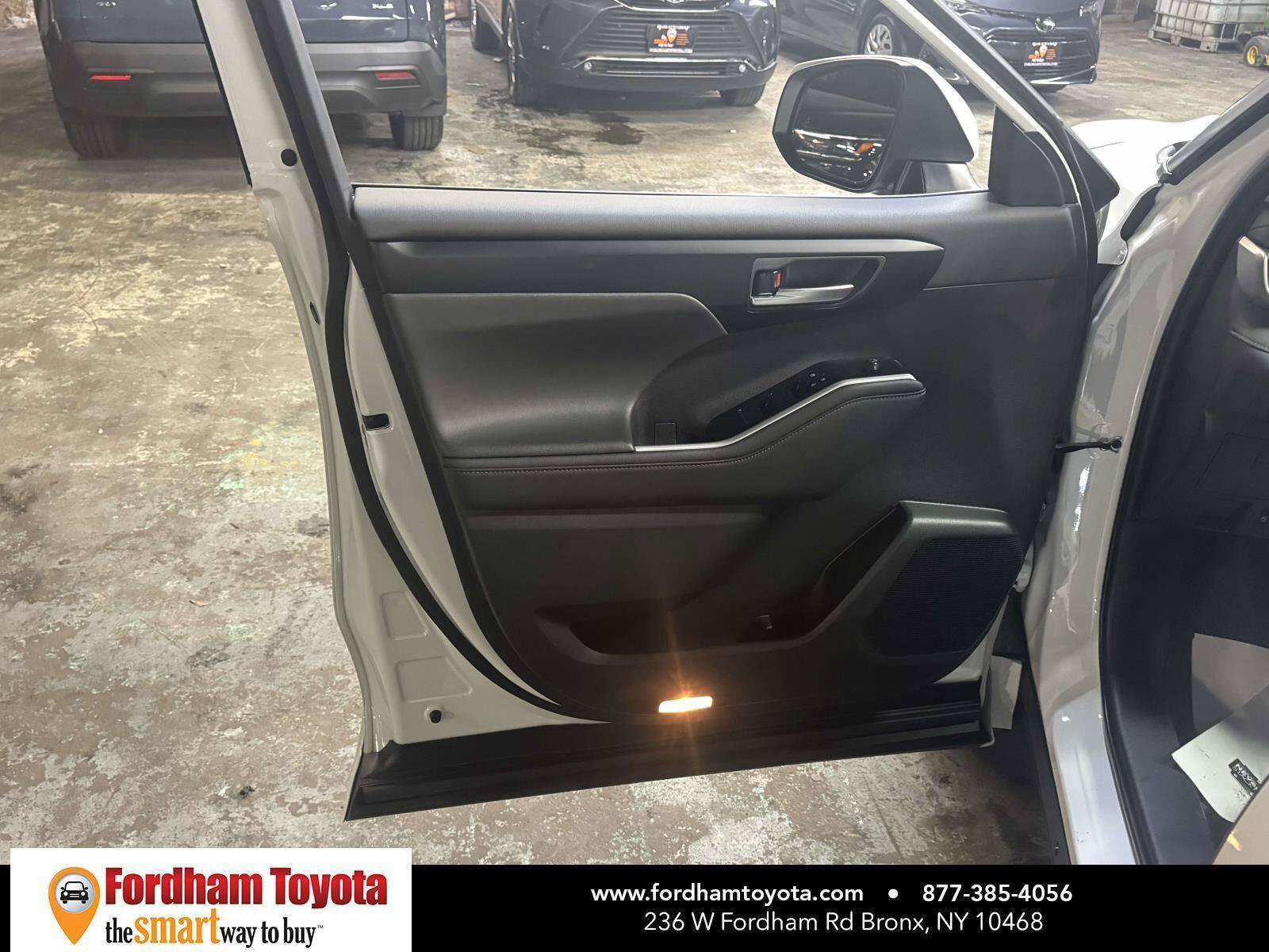 Used 2023 Toyota Highlander XLE AWD/4WD image 25