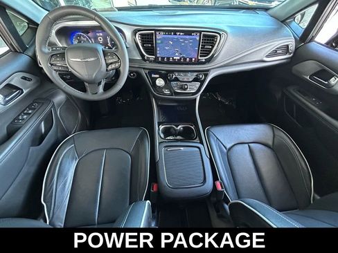 Used 2025 Chrysler Pacifica Limited image 10