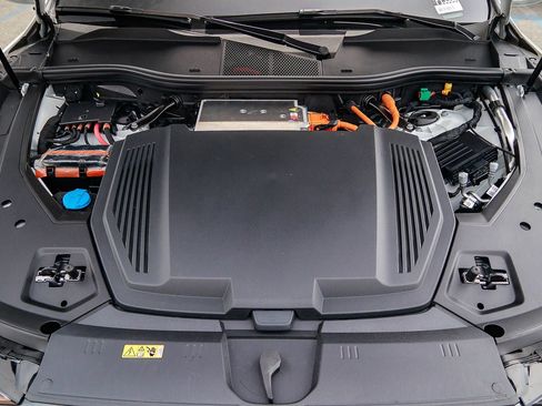 Used 2024 Audi Q8 e-tron Premium Plus image 31