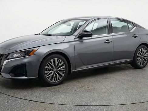 Used 2025 Nissan Altima 2.5 SV FWD image 3