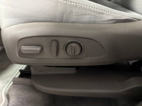Used 2021 Chevrolet Traverse LT FWD image 25