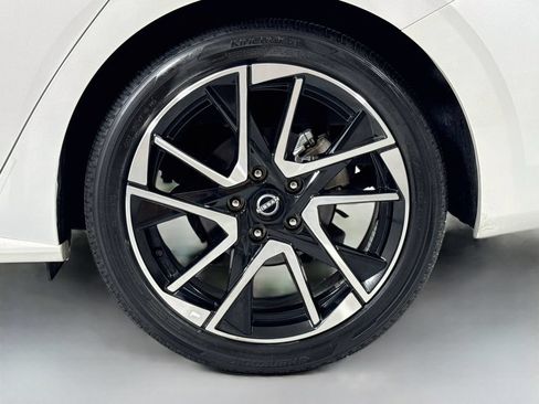 Used 2024 Nissan Sentra SR w/ SR Premium Package FWD image 9