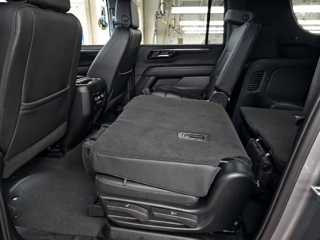 Used 2025 Chevrolet Suburban Z71 AWD/4WD image 6