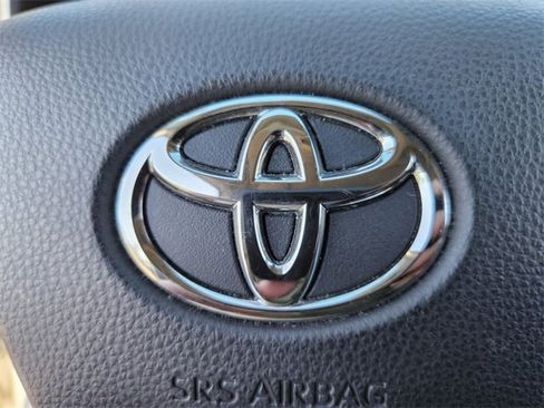 Used 2021 Toyota Highlander XLE image 28