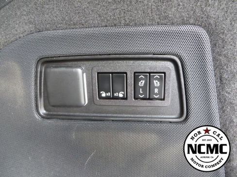 Used 2023 Cadillac Escalade Premium Luxury AWD/4WD image 63