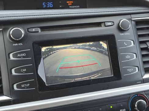 Used 2018 Toyota Highlander LE FWD image 24