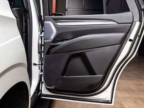 Used 2025 Cadillac Escalade V w/ LPO, ONYX Package image 37