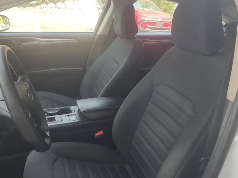Used 2020 Ford Fusion SE FWD image 2
