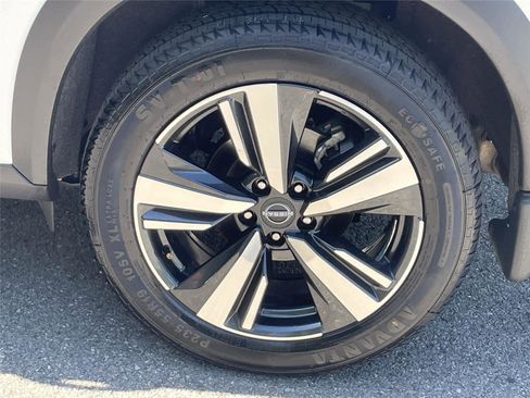 Used 2025 Nissan Rogue SL AWD/4WD image 11