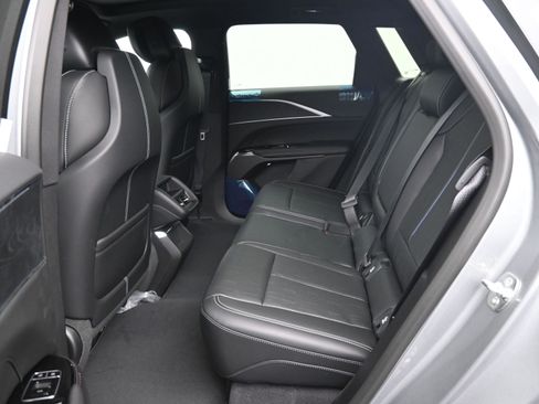 New 2025 Cadillac Lyriq Luxury image 9