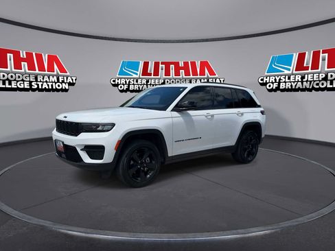 Used 2023 Jeep Grand Cherokee Altitude AWD/4WD image 4