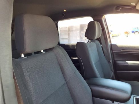 Used 2017 Jeep Grand Cherokee Laredo w/ Quick Order Package 2BE image 19