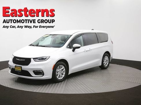Used 2023 Chrysler Pacifica Touring-L FWD image 57