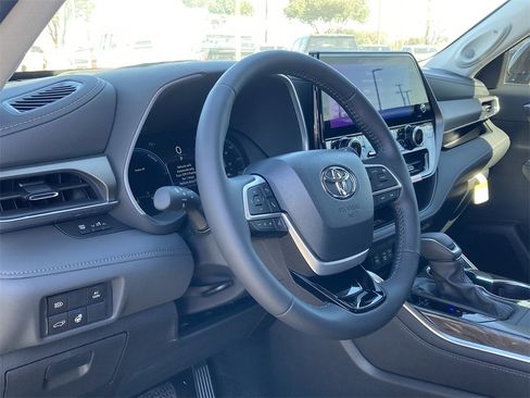 New 2026 Toyota Highlander Limited image 8