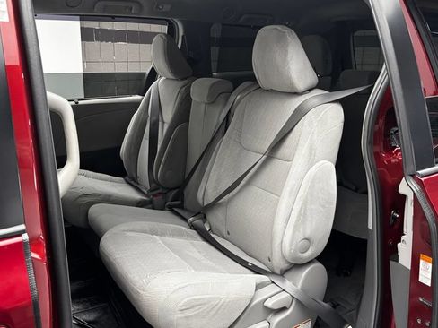 Used 2015 Toyota Sienna LE FWD image 27