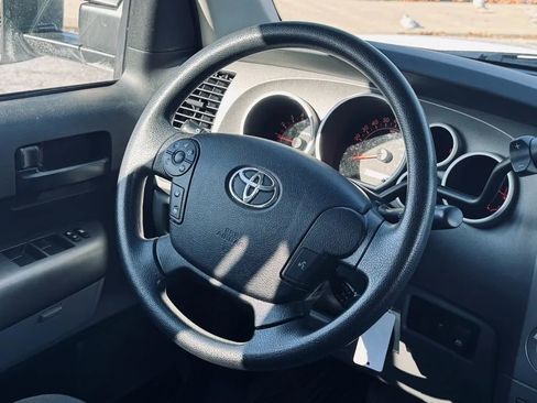 Used 2010 Toyota Tundra 4x4 CrewMax image 11