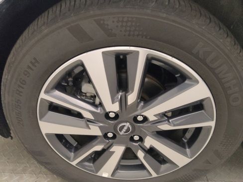 Used 2025 Nissan Versa SV FWD image 31