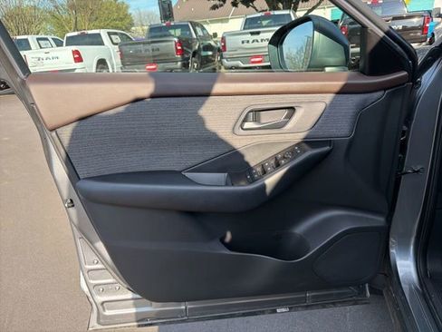 Used 2023 Nissan Rogue S image 17