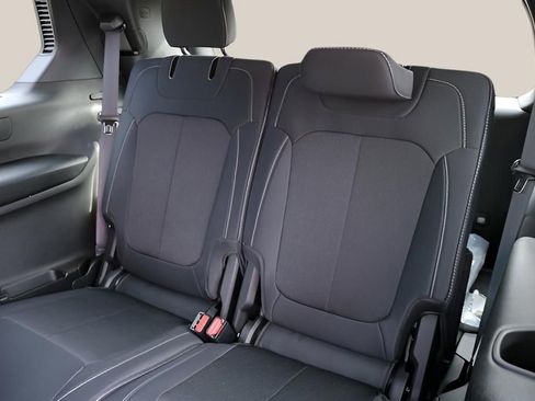 New 2025 Jeep Grand Cherokee L Laredo image 16