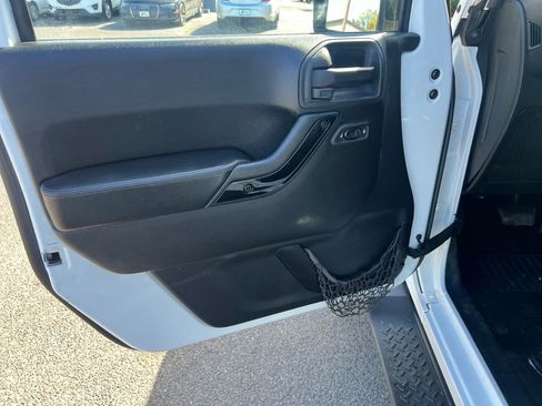 Used 2014 Jeep Wrangler Unlimited Sahara image 12