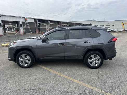 Used 2022 Toyota RAV4 LE image 4