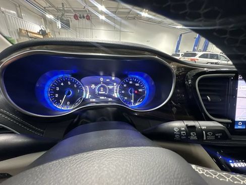 Used 2022 Chrysler Pacifica Limited AWD/4WD image 14