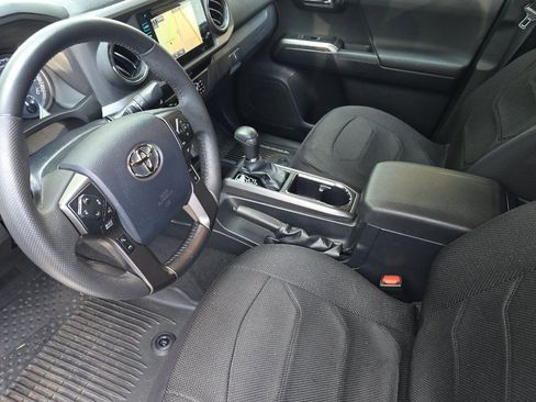 Used 2018 Toyota Tacoma TRD Sport w/ Technology Package image 10