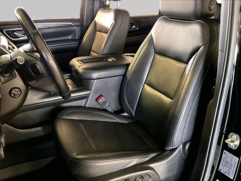 Used 2021 Chevrolet Suburban LT w/ Luxury Package RWD image 7