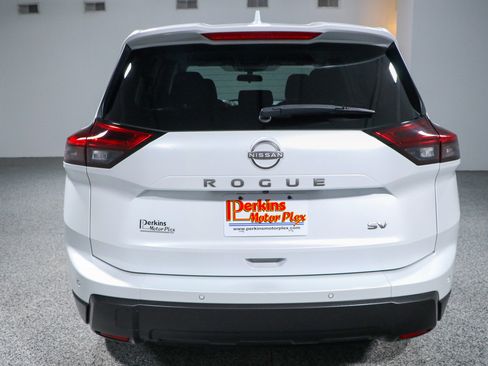 Used 2024 Nissan Rogue SV FWD image 8
