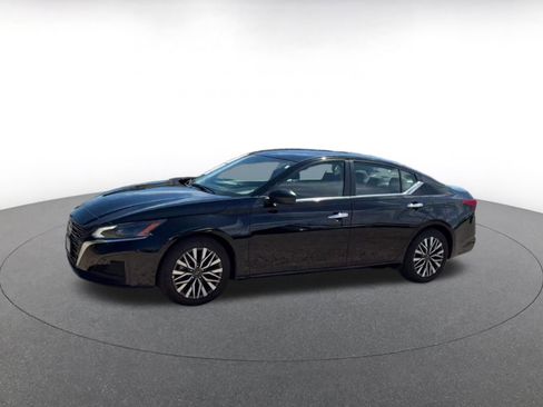 Used 2025 Nissan Altima 2.5 SV FWD image 6