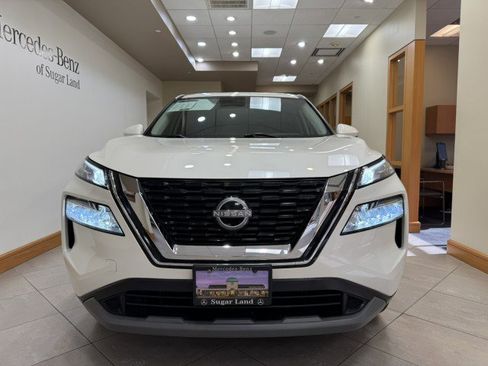 Used 2022 Nissan Rogue SV image 2