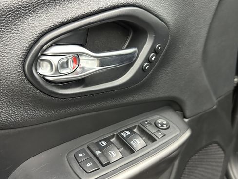 Used 2019 Jeep Cherokee Limited image 12