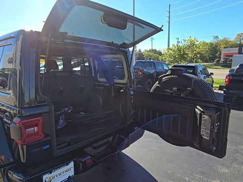 Used 2021 Jeep Wrangler Unlimited Sahara image 16