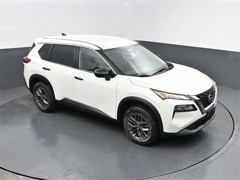 Used 2023 Nissan Rogue S image 17