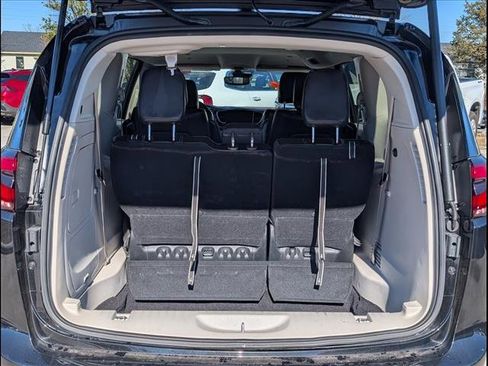 Used 2024 Chrysler Pacifica Select image 19