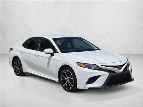 Used 2020 Toyota Camry SE w/ Blackout Package FWD image 3