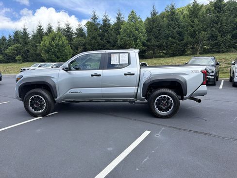 Certified 2025 Toyota Tacoma TRD Off-Road AWD/4WD image 20
