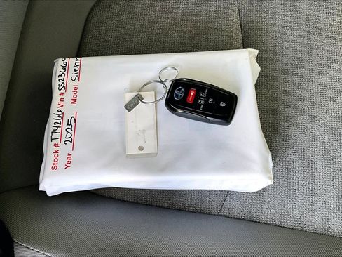 Used 2025 Toyota Sienna LE FWD image 14