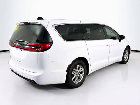 Used 2024 Chrysler Pacifica Touring-L image 25