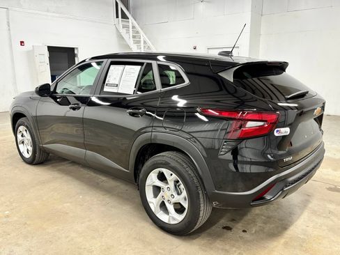Used 2025 Chevrolet Trax LS w/ LS Convenience Package FWD image 5