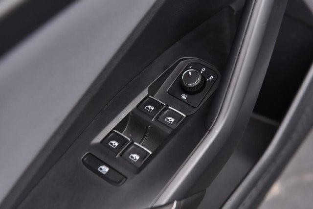 Used 2025 Volkswagen Jetta SE w/ Sunroof Package FWD image 8