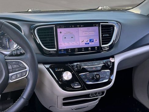 Used 2023 Chrysler Pacifica Touring-L FWD image 9
