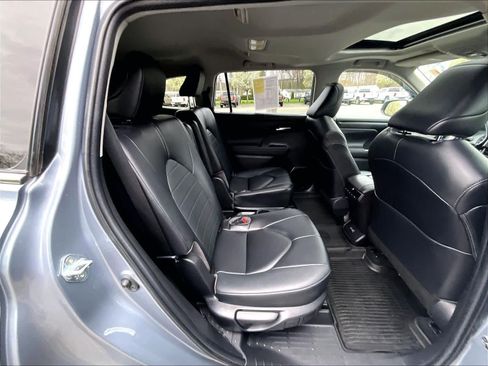 Used 2023 Toyota Highlander XLE image 16