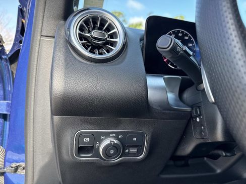 Used 2025 Mercedes-Benz GLB 250 image 33