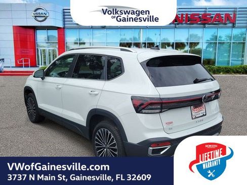 Used 2025 Volkswagen Taos SE FWD image 3