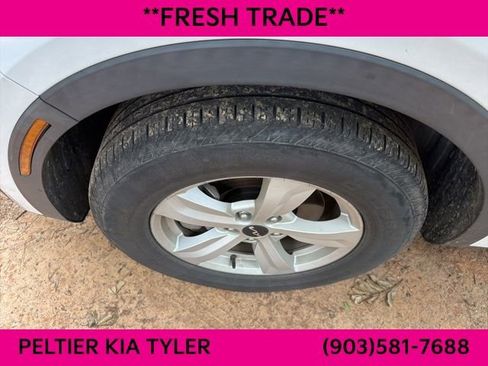 Used 2023 Kia Sorento LX FWD image 5