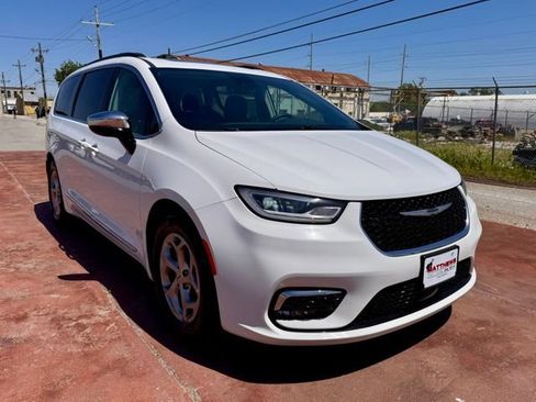 Used 2023 Chrysler Pacifica Limited FWD image 3