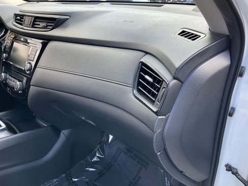 Used 2018 Nissan Rogue SV image 61